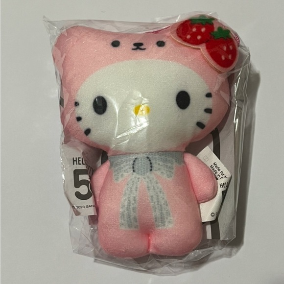 Hello Kitty Strawberry 50th Anniversary Japan McDonald’s Mini Plush - Picture 1 of 5